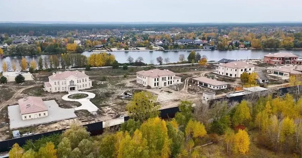 Елітні особняки в Козині під час розслідування НАБУ щодо Єрмака