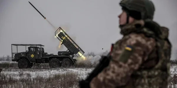 Український військовий спостерігає за пуском ракети під час бойових дій
