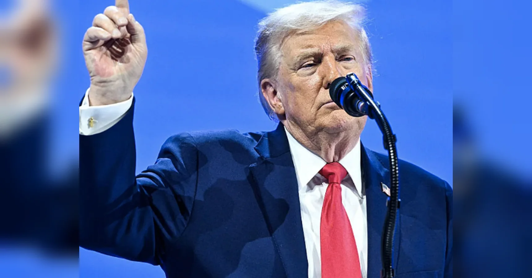Дональд Трамп виступає з промовою, піднявши вказівний палець вгору