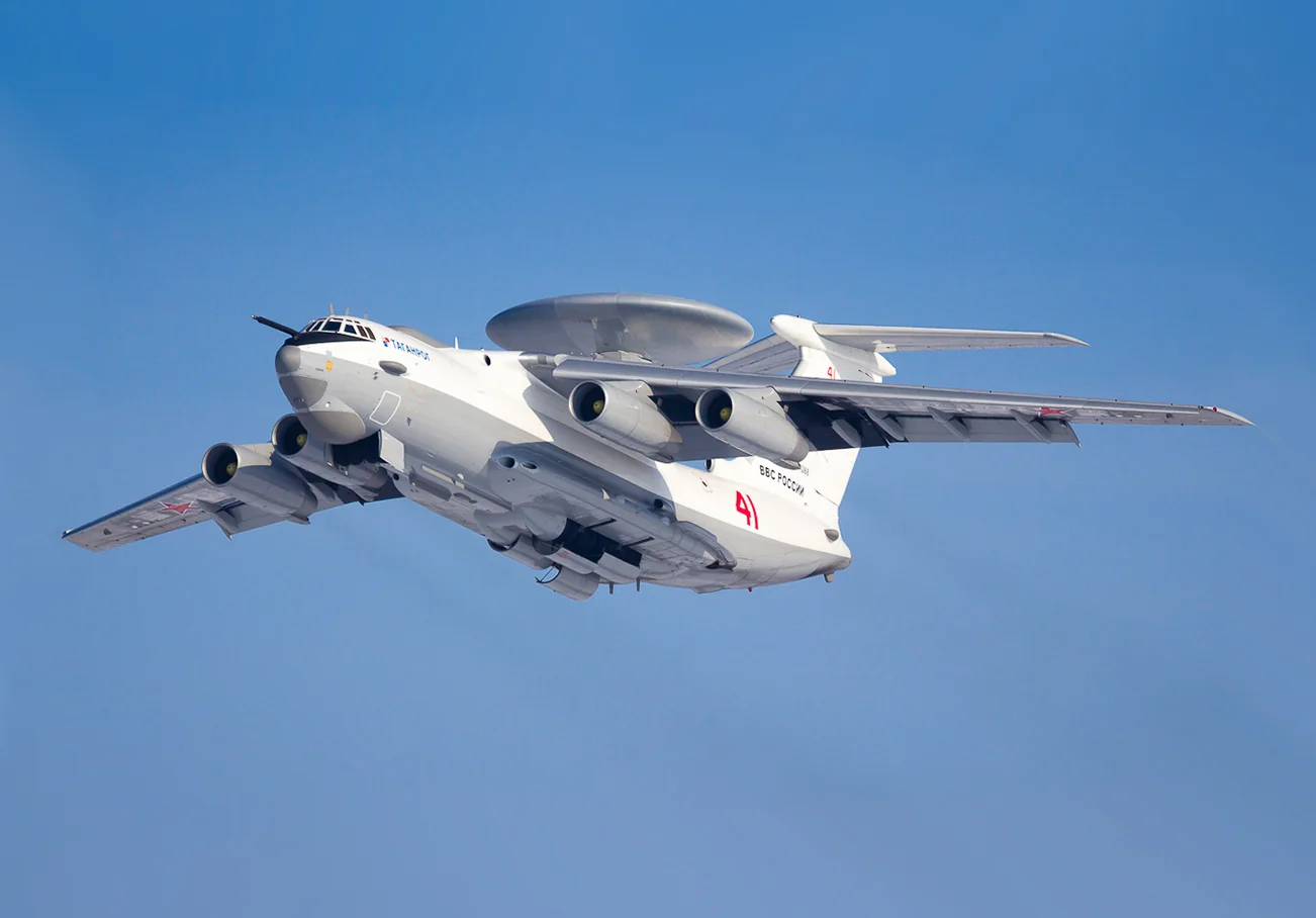 Російський літак А-50У з радіолокаційним куполом летить у блакитному небі