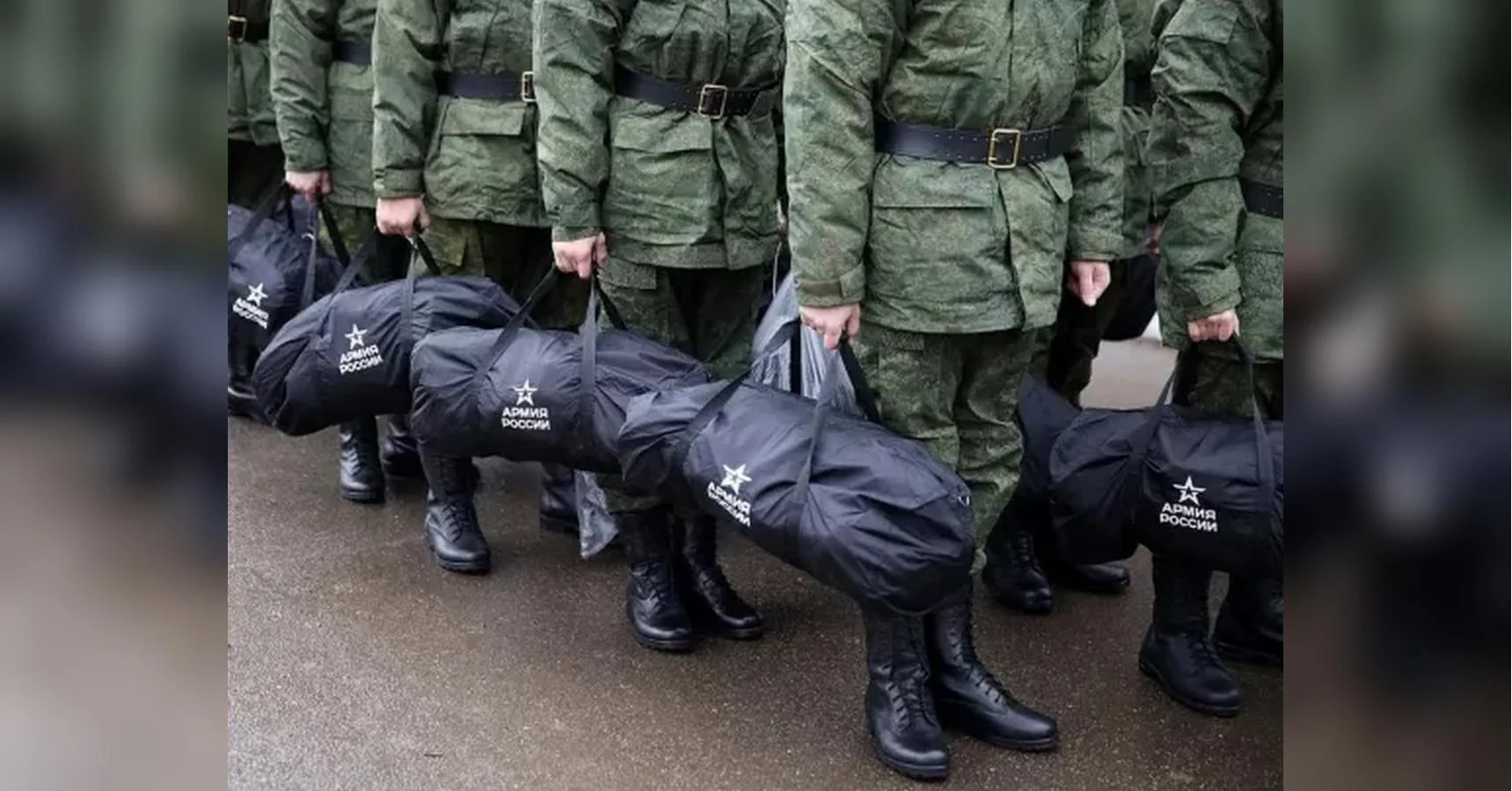 Солдати в зеленій камуфляжній формі тримають чорні сумки Армія Росії