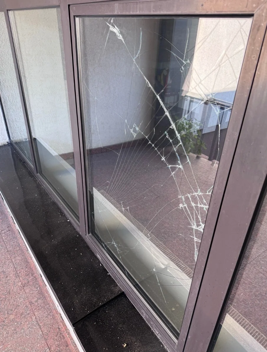 Пошкодження будівлі посольства Литви в Києві після російського обстрілу